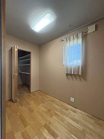 室内 東温市志津川南4丁目