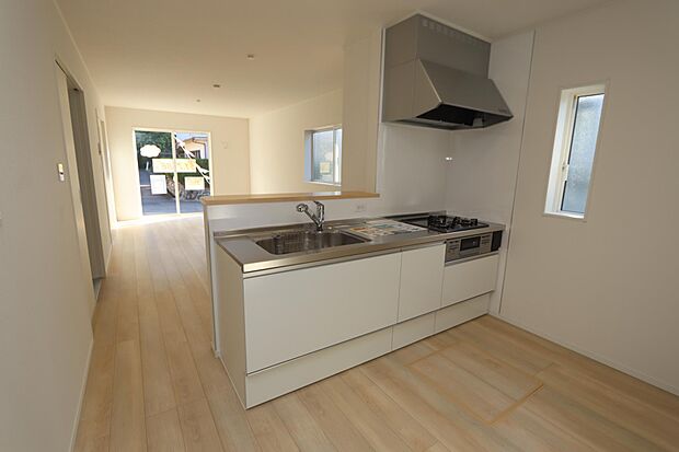 飲み物や缶詰の保存に便利な床下収納付き♪