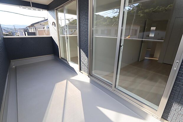 ルーフバルコニーは外出時の急な雨にも安心♪2室から行き来出来るのがおススメです♪