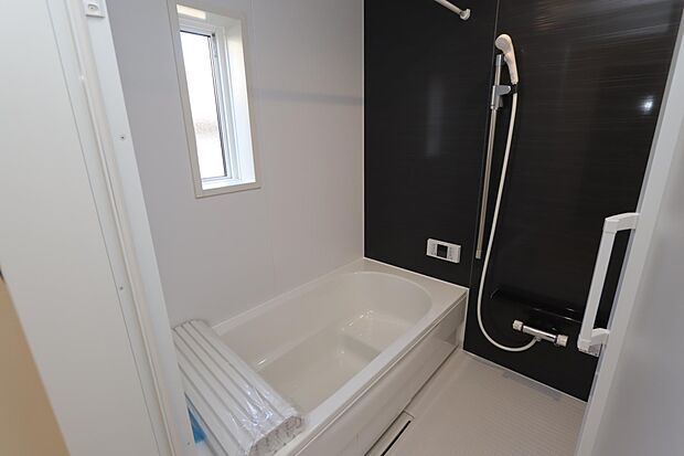 浴室には窓もあり通風・彩光に優れています♪