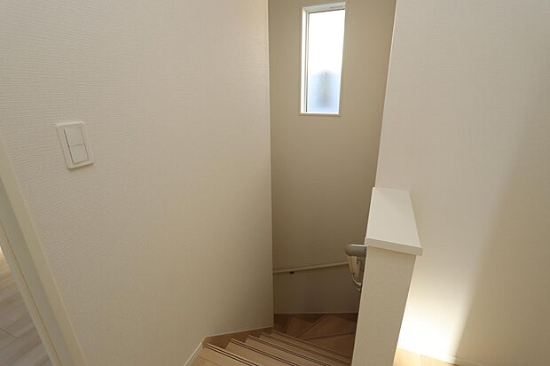 2階の階段スペースに窓があり明るいです♪