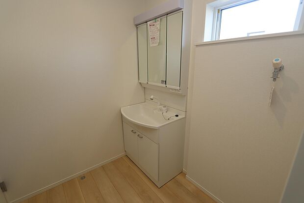 シャンプドレッサーに窓付きの洗面スペース♪