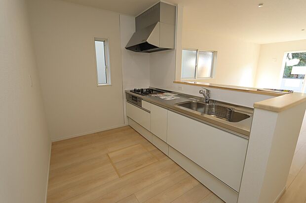 飲み物や缶詰の保存に便利な床下収納付き♪