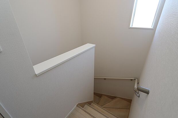 2階の階段スペースに窓があり明るいです♪　