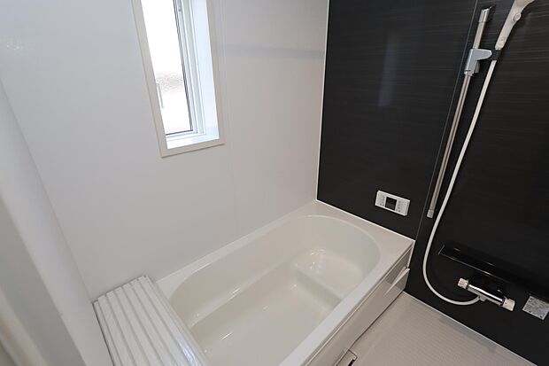 浴室には窓もあり通風・彩光に優れています♪