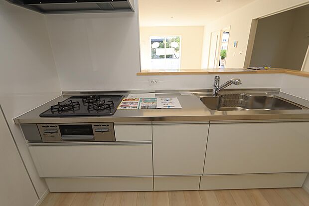 3口ガスコンロ付きのシステムキッチン♪