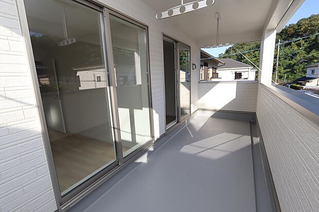 ルーフバルコニーは外出時の急な雨にも安心♪2室から行き来出来るのがおススメです♪