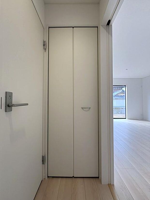 1階廊下にある収納スペースです♪