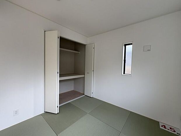 リビング横にある約4.5帖の和室です♪