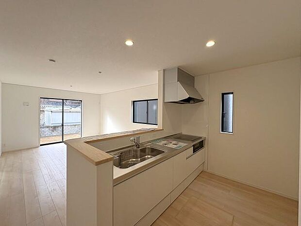 小学校近く♪中学校も徒歩約10分で、子どものいる世帯にもオススメできる新築戸建です♪