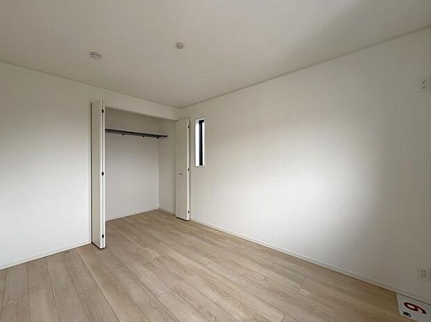 2階にある約6帖の洋室です♪