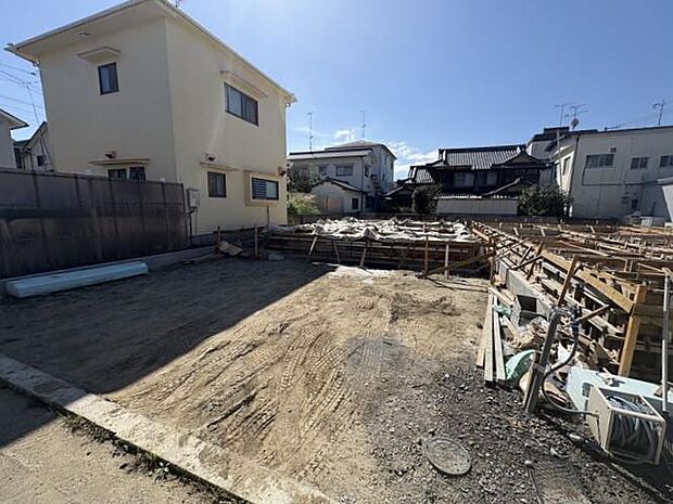 バス停まで徒歩約2分♪スーパーやコンビニ・ドラッグストアが徒歩7分以内にあり、生活便利な立地です♪