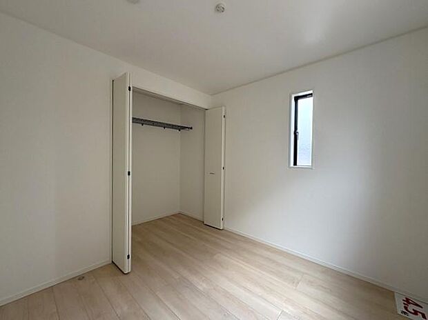 2階にある約4.5帖の洋室です♪