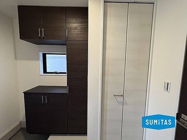 玄関横の収納は多用途にお使いいただけます◎