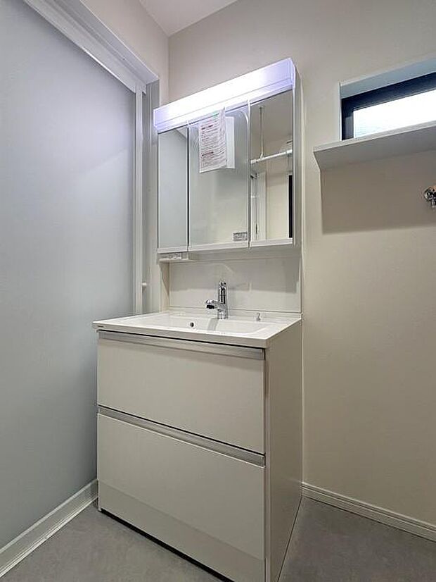 ヒーターレスでくもりにくいミラーの『Panasonic製』を採用♪全面がくもりにくい為、お風呂上がりもクリアに見え、電気代もかからず経済的です♪