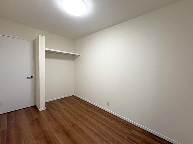 2階にある約4.5帖の洋室です♪