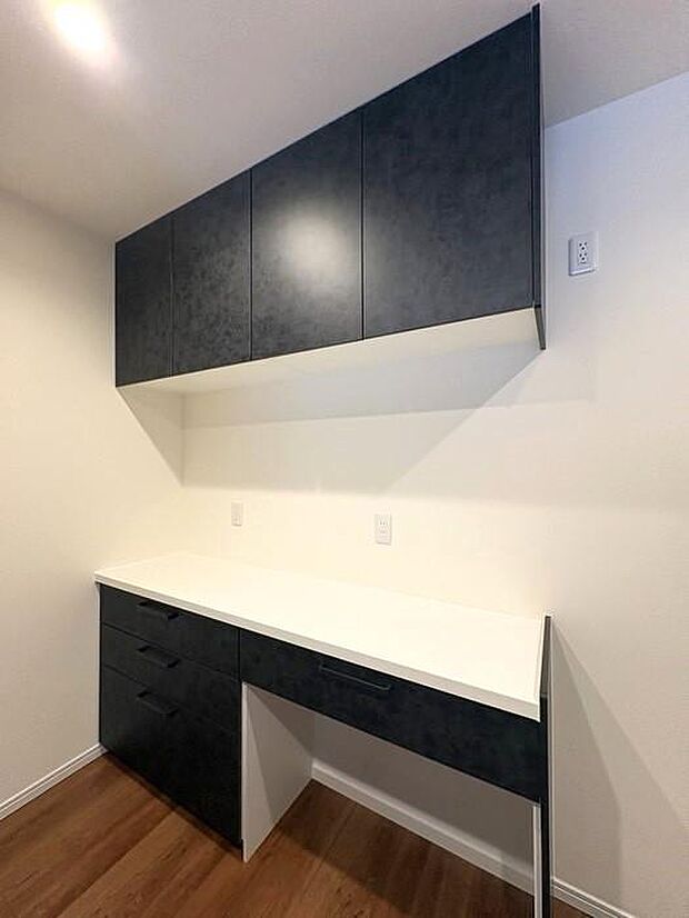 。SUMiTASブランドの新築住宅には、キッチンのカップボードが備え付けです。上部・下部の二段に分け、ゴミ置き場スペースも用意した収納です。ものが多くなるキッチンを広く使えるための工夫です♪