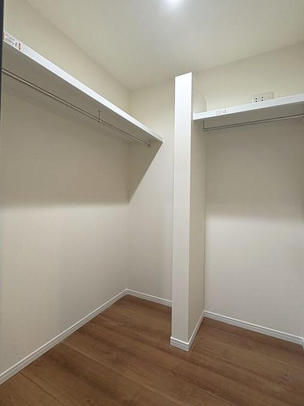 1階洗面横にあるウォークインクローゼットです♪