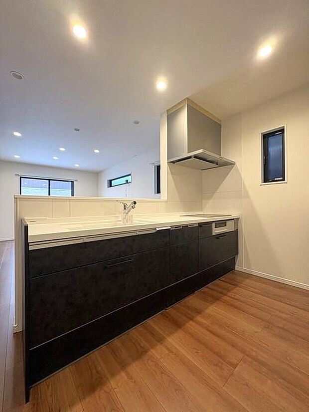 『Panasonic製』のキッチンを採用。コンロ前の壁を無くし、ふらっとにすることにより、収納スペース・作業用スペースを造り、開放感のある仕様に仕上げます♪