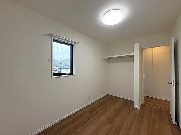 2階にある約4.5帖の洋室です♪