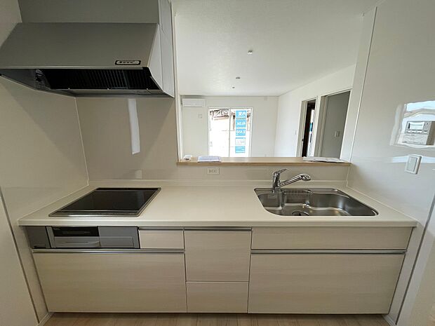 対面キッチンでお子さまの様子を見ながらお料理ができて安心♪ワイドなキッチン台は広々でとても快適♪お子さんと一緒に料理も楽しめます♪オプションでビルトイン食器洗浄乾燥機も設置可能♪