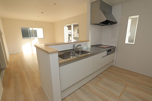 飲み物や缶詰の保存に便利な床下収納付き♪