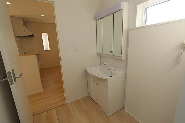 シャンプドレッサーに窓付きの洗面スペース♪