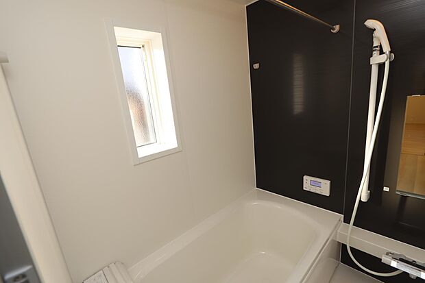 浴室には窓もあり通風・彩光に優れています♪