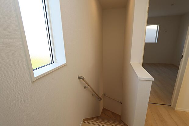 2階の階段スペースに窓があり明るいです♪