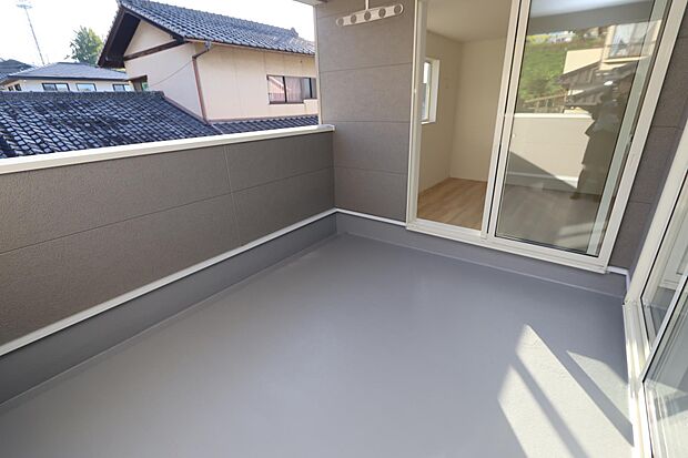 ルーフバルコニーは外出時の急な雨にも安心♪