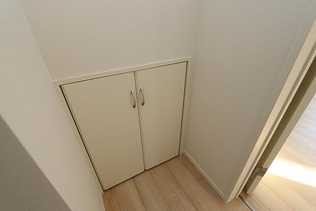 階段下スペースに収納あり♪　