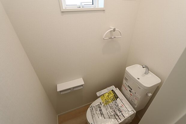 写真は1階トイレですが、2階にもあります♪