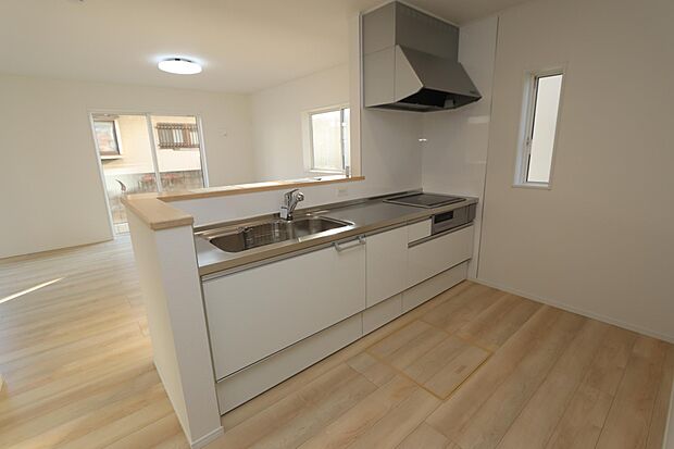 飲み物や缶詰の保存に便利な床下収納付き♪