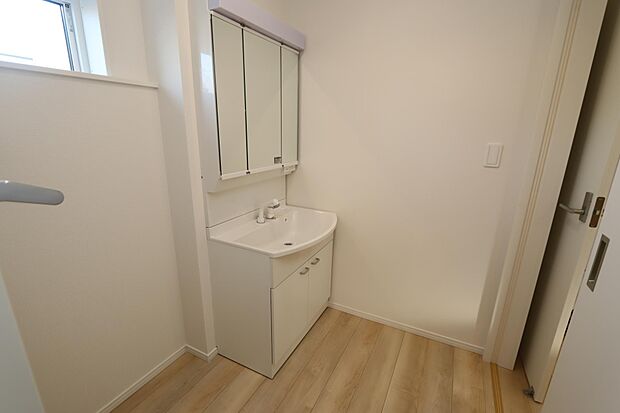 シャンプドレッサーに窓付きの洗面スペース♪