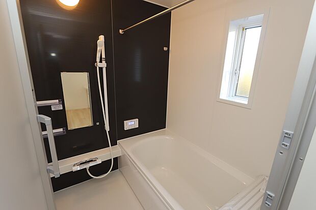 浴室には窓もあり通風・彩光に優れています♪