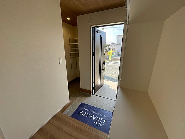 木目と白を基調とした明るい玄関スペース♪