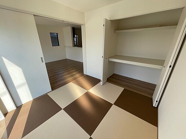 洋畳スペースはお昼寝やお子さまの遊び場として大活躍♪強度のあるダイヤロン畳なので、傷みにくく、ダニやカビの発生も抑えてくれます♪お泊まりに来たご両親の寝室としても活躍♪