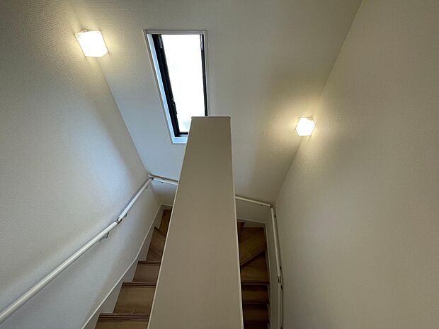 光が入って明るい階段♪手すりがあるので老後も安心です♪