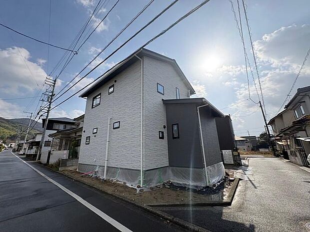 前面道路は北・西側ともに幅員約4m以上あり、車1台が余裕をもって通行でき、駐車もスムーズで安心です♪