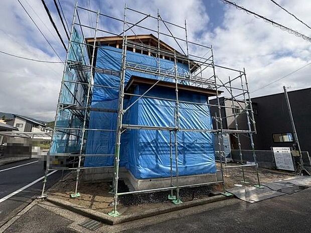 敷地内に並列で2台駐車可能♪来客時や2台持ちの方にも嬉しい、ゆとりのある駐車スペースです♪