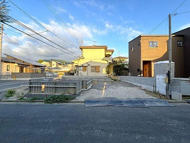 約3畳の広々洗面脱衣室は、洗濯や身支度がしやすく、家族みんながゆったり使えるちょうどいい広さです♪リビング横にある和室は、お子さまのお昼寝や遊び場にもぴったり♪扉を開ければ大空間としても使えます♪