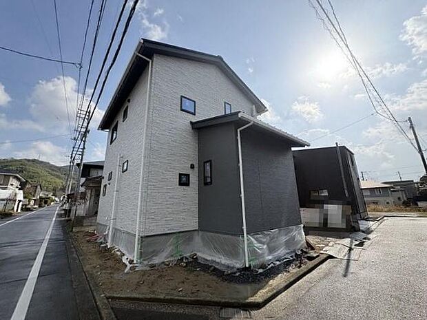 敷地内に並列で2台駐車可能♪来客時や2台持ちの方にも嬉しい、ゆとりのある駐車スペースです♪