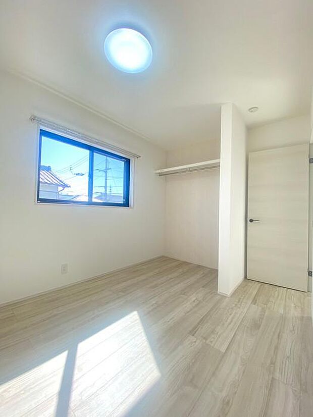 2階にある約4.8帖の洋室です♪書斎や子ども部屋にぴったりで、集中して勉強や作業に取り組めます♪