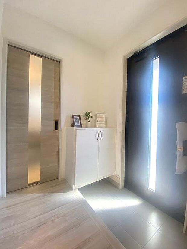 採光窓付きの玄関扉で、明るい玄関♪靴箱付きで玄関がすっきり片付きます♪毎日の出入りも気持ちよく♪