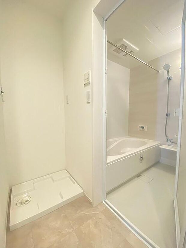 室内洗濯機設置可♪ゆったりくつろげるバスルームには浴室乾燥機付き♪天気を気にせず洗濯できるのが嬉しいですね♪