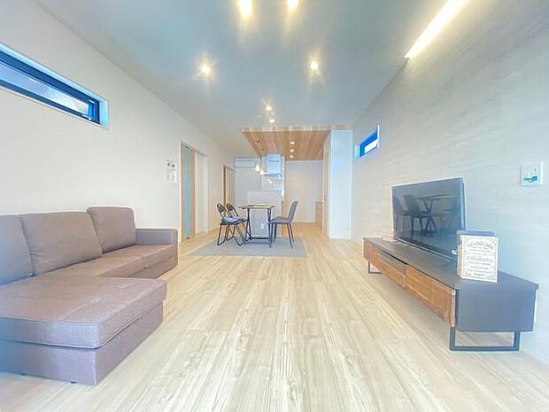 ソファーにテレビボード、ダイニングテーブルを置いても広々使えるリビング♪ 家具選びもワクワク♪