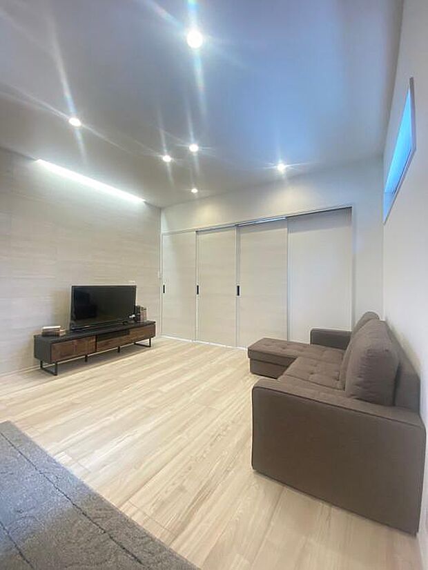 明るく広々とした約17.8畳のリビングは、家族みんなでゆったりとくつろぐことができます♪