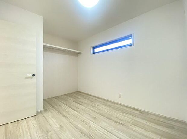 2階にある約4.5帖の洋室です♪ハンガーパイプ付きオープン収納で洋服もすっきり収納できます♪