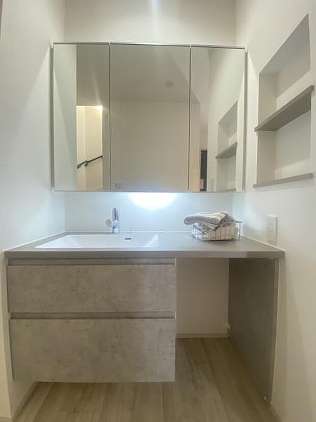 洗面からお化粧まで!忙しい朝の準備にぴったりな洗髪洗面化粧台です♪収納スペース豊富で使い勝手抜群♪