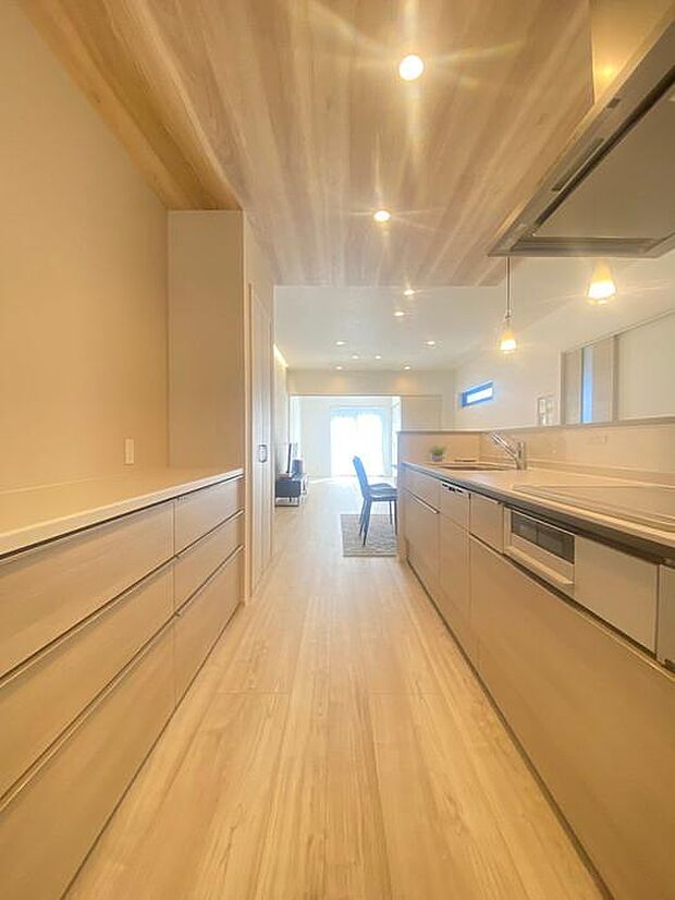 キッチンとダイニングが横並びになっているので、料理の配膳や片付けがスムーズに行えます♪